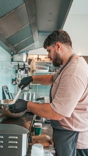 Bouchers de formation, Pierre Bouissou et son ami Fred préparent eux-mêmes toutes les viandes de leurs burgers.