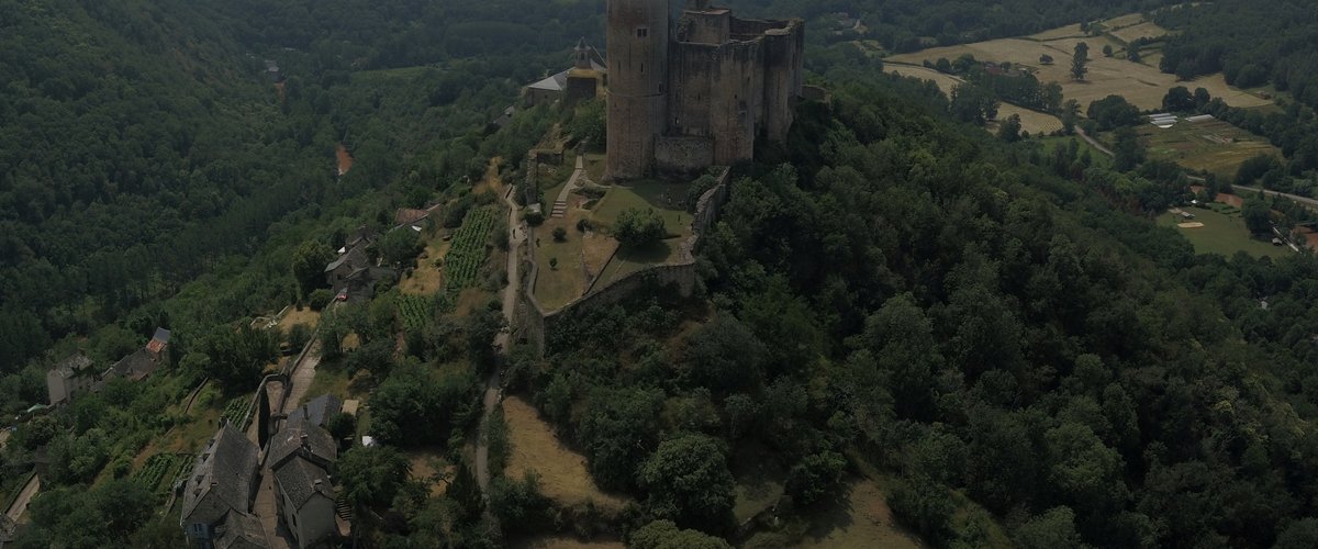 Le château se dévoile depuis les airs.