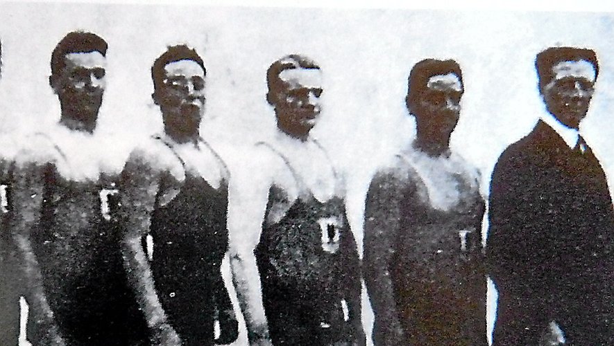 Georges Rigal (deuxième à droite) était le capitaine de l’équipe de France de water-polo lors de son sacre olympique, en 1924.
