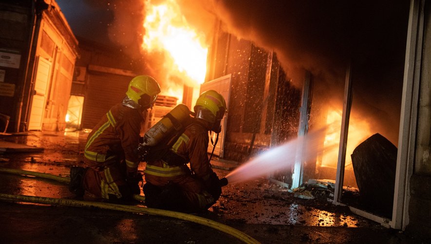 Les pompiers ont lutté contre les flammes durant toute la nuit.