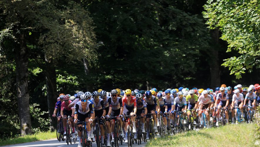 L’édition 2023 du Tour de France a réservé une dotation globale de 2,282 millions d’euros destinée aux coureurs et aux équipes.