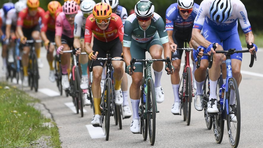 Jasper Philipsen (au centre) visera une cinquième victoire au sprint dans ce Tour cet après-midi sur les Champs-Elysées.