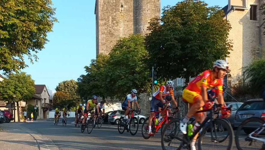 32 coureurs ont pris part à la première édition de l’épreuve villeneuvoise, remportée par Louis Marcenac (photo ci-dessus, 3e à g.). Jérémy Boudignon (ci-dessus, 1er à g.) a conforté sa place de leader au Challenge.