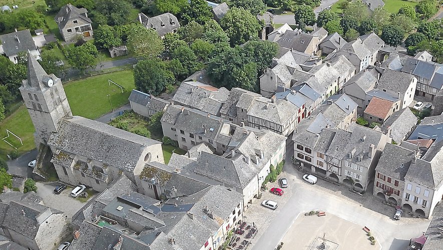 Situé à un peu plus de 10 km de Baraqueville, Sauveterre-de-Rouergue offre une bastide remarquable au cœur du Ségala. Sa place des arcades et ses maisons en pan de bois sont à découvrir, tout comme sa collégiale Saint-Christophe.