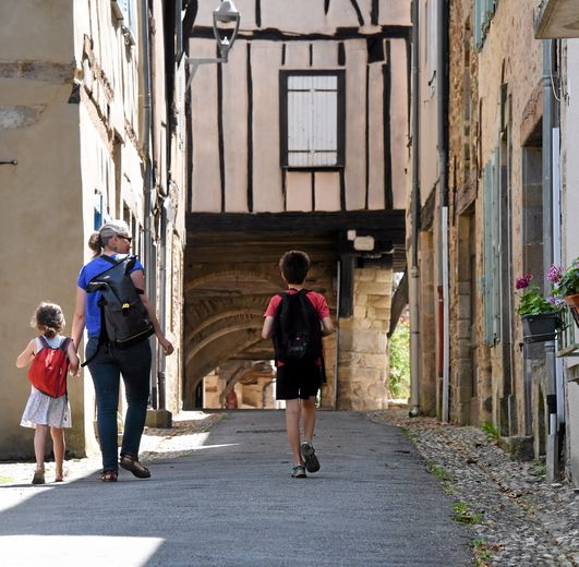 Arpenter les rues pour se plonger dans l'histoire de la commune.