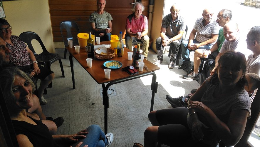 Autour d’un verre d’apéritif, chacun fait le point du travail réalisé le matin.