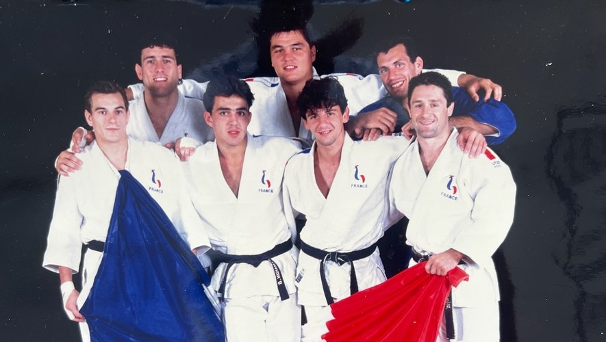 Benoît Campargue (au premier rang à droite), en compagnie de ses camarades de la délégation française de judo au Jeux olympiques de 1992 à Barcelone..