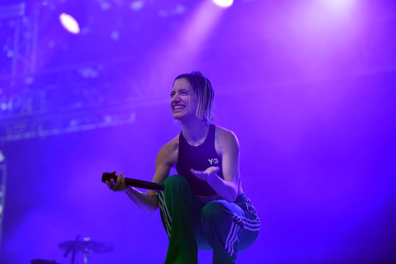 Aloïse chauffe la scène avant l'arrivée de Soprano.