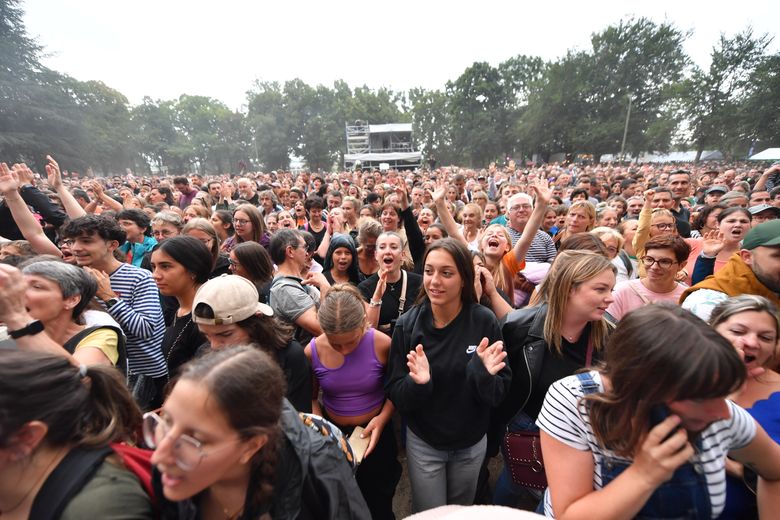 Malgré les premières gouttes, cela ne douche en aucun cas les festivaliers.