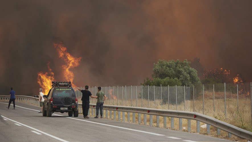 Depuis sept jours, les flammes ravagent les paysages grecs.