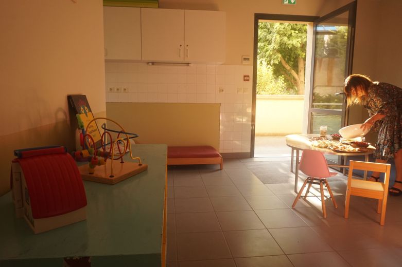 La pièce principale, avec, sur la gauche, un meuble où sont proposés des plateaux Montessori pour les enfants.
