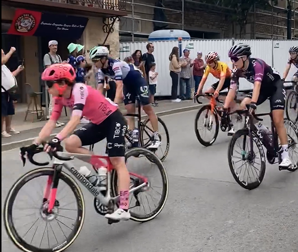 La caravane et les coureuses ont été salués par les habitants de Villeneuve, autour de 15h30.