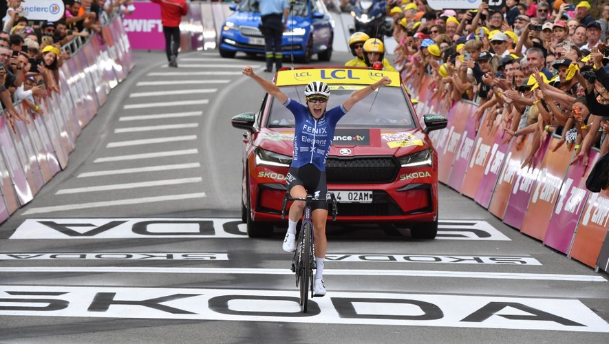 La joie de Yara Kastelijn sur la ligne d'arrivée de la quatrième étape à Rodez.