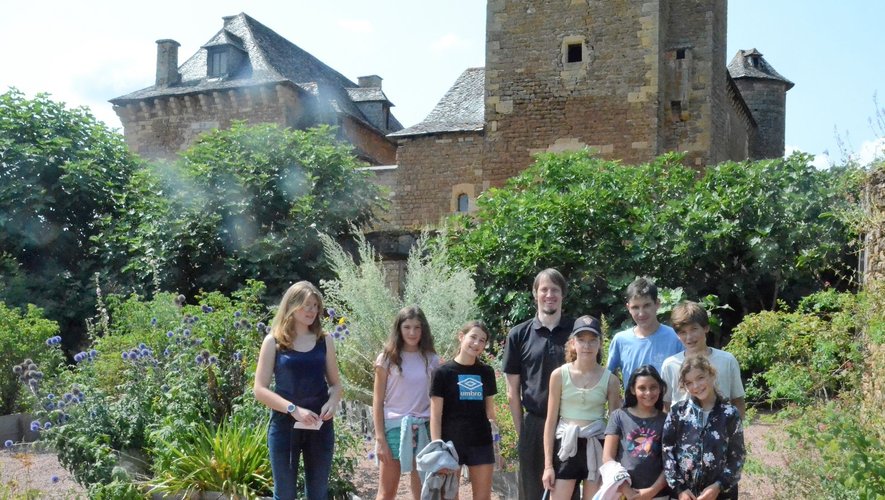 Edmond de la Panouse dans le jardin médiéval, entouré des enfants venant de triompher des épreuves du Secret de l’alchimiste.