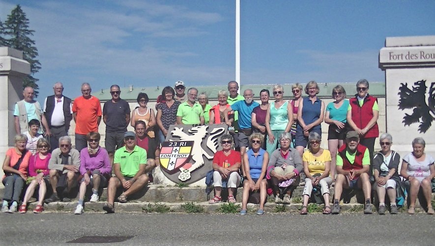 Les participants à ce séjour visitant l’ancien fort des Rousses.