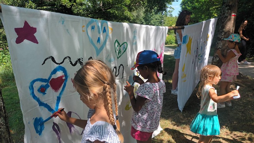 Des ateliers créatifs posés le long du Lot, comme la peinture sur drap, ont également ravi les enfants.