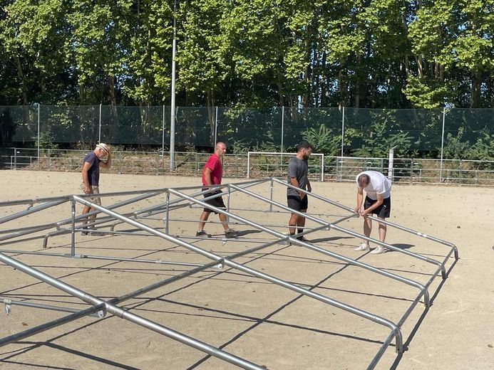À Montpellier, les bénévoles du club héraultais sont sur le pont depuis plusieurs jours pour préparer le site, et ils sont épaulés par des licenciés aveyronnais venus leur prêter main-forte.