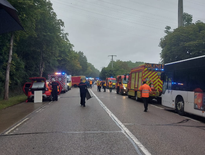 Le bus a tenté d'éviter la voiture, en vain.
