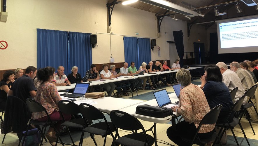 Les élus communautaires en pleine session de travail.