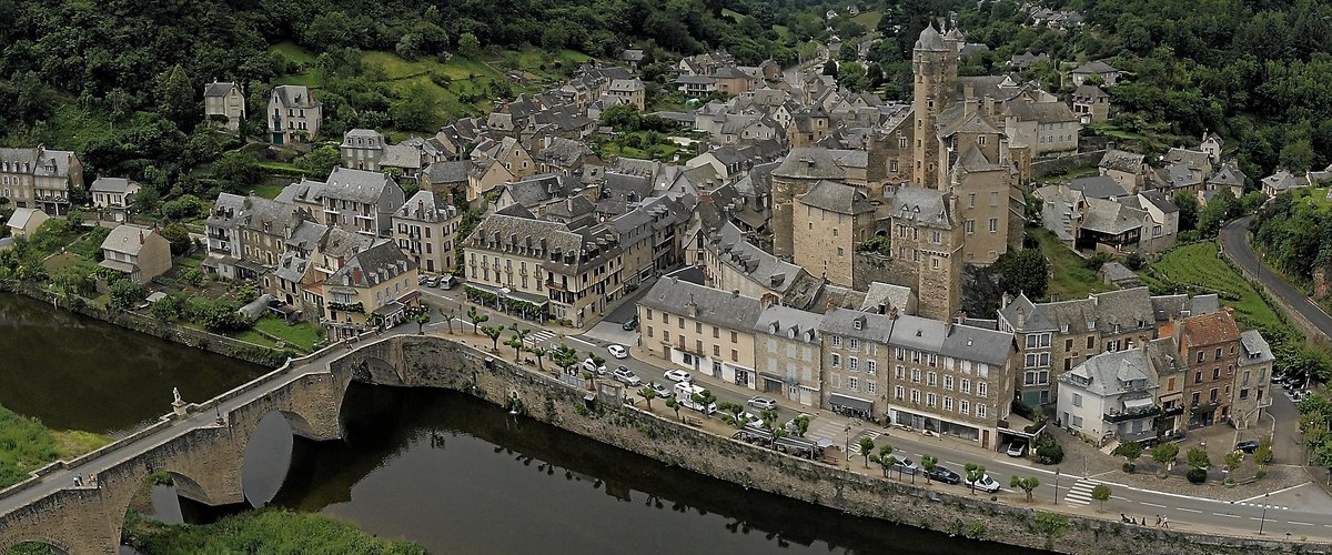 VUE DU CIEL. Votre été en Aveyron : entre patrimoine et animations, les immanquables d’Estaing , plus beau