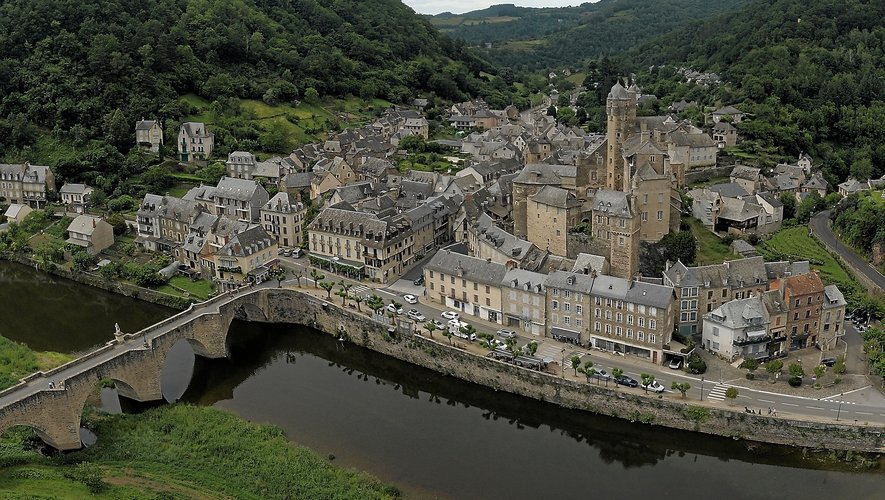 Fort de nombreuses richesses patrimoniales, Estaing lové dans une courbe du Lot offre aux visiteurs une balade dans le temps et un havre de fraîcheur en été.