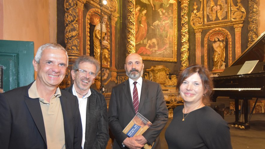 Le préfet Charles Giusti entouré par Céline Nessi (à droite) la directrice artistique, (en partant de la gauche), le maire Marc Bories et J.-P. Duvivier, le président d’Orgues et Musiques.