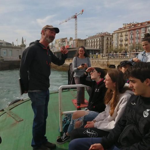 Les collégiens français visitent la baie de Santander et son écosystème par voie maritime.