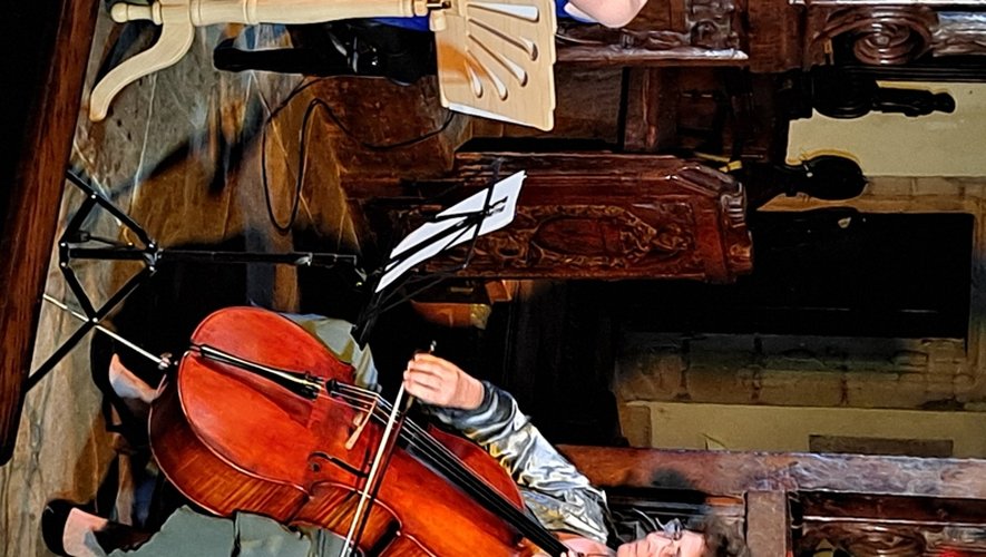 Zoé à la harpe, Robyn au violoncelle, un duo très apprécié du public