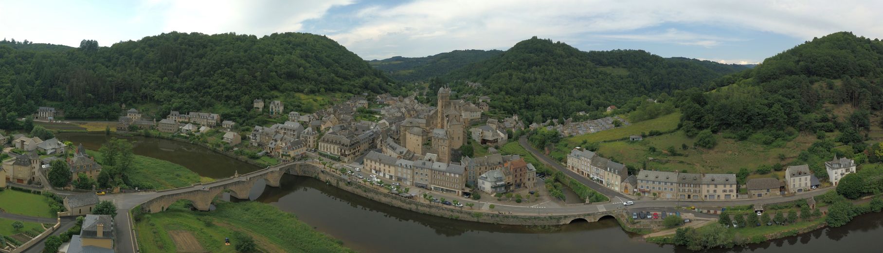 Magnifique vue aérienne d'Estaing.