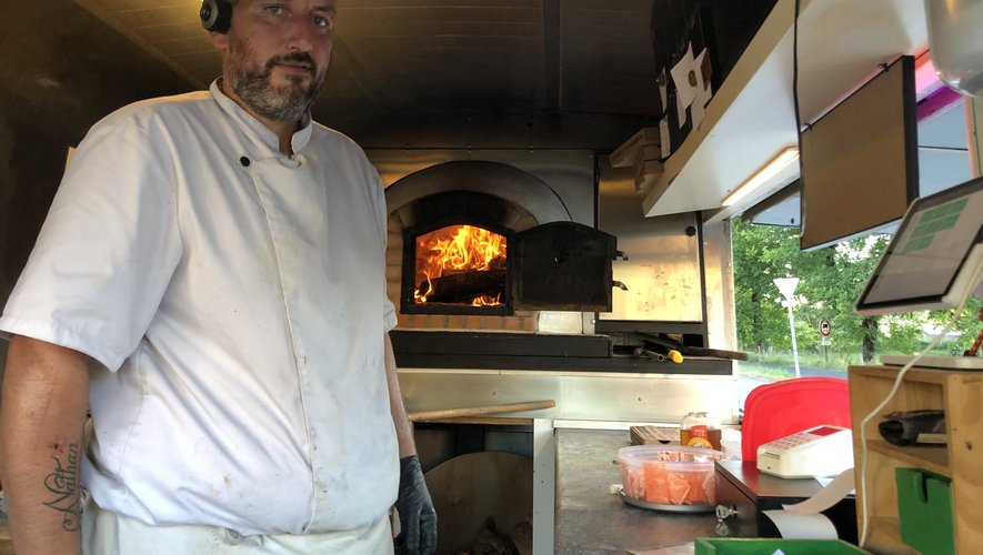 Damien prépare ses pizzas au feu à bois.