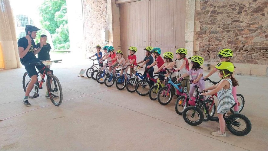 Les enfants ont fait une promenade à vélo dans le parc des haras de Rodez.