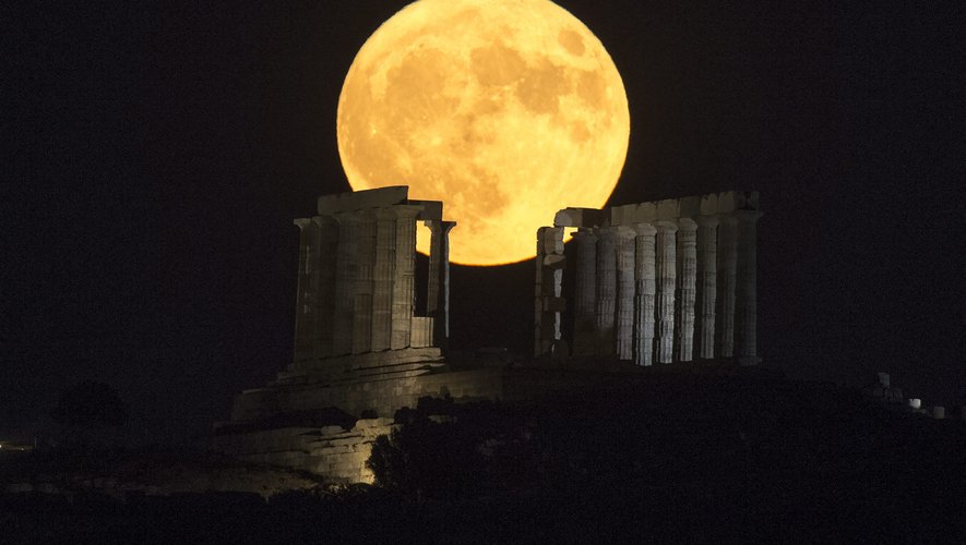 Ici en Grèce, la Lune se lève au-dessus du Temple de Poséidon.