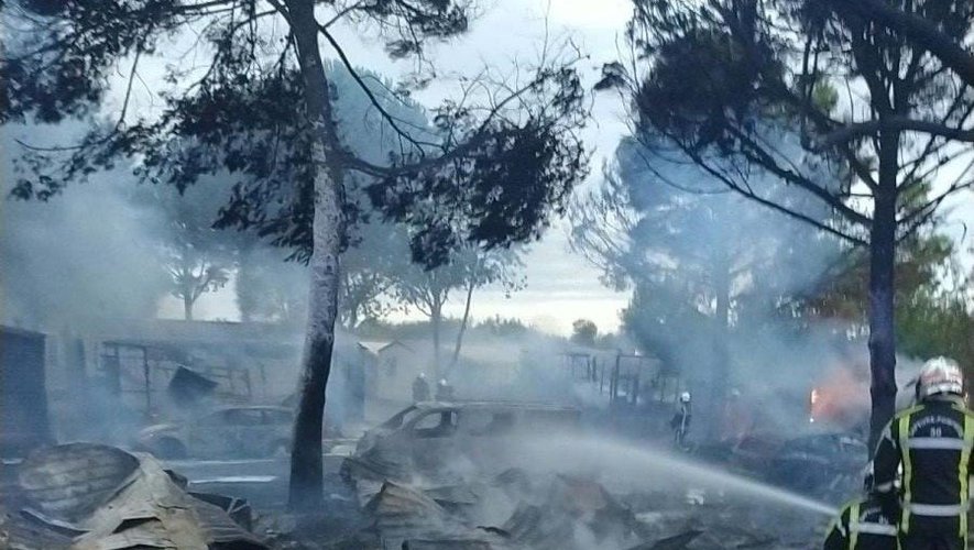 Un camping a été violemment touché par un incendie, dans le Gard.