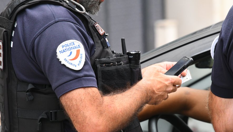 Le policier soupçonné de violences sur un jeune serveur à Marseille va rester en détention.