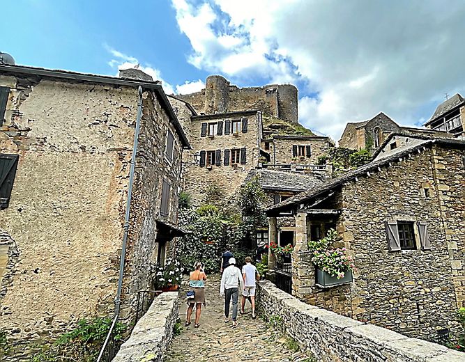 Les touristes affluent de plus en plus nombreux l'été.