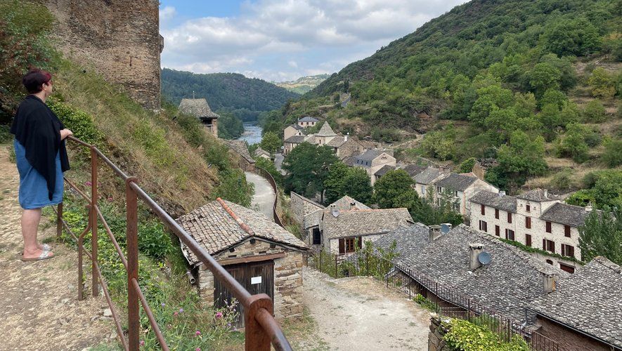Dans le Sud-Aveyron, lorsqu'on arrive aux portes du château, une vue splendide s'ouvre.