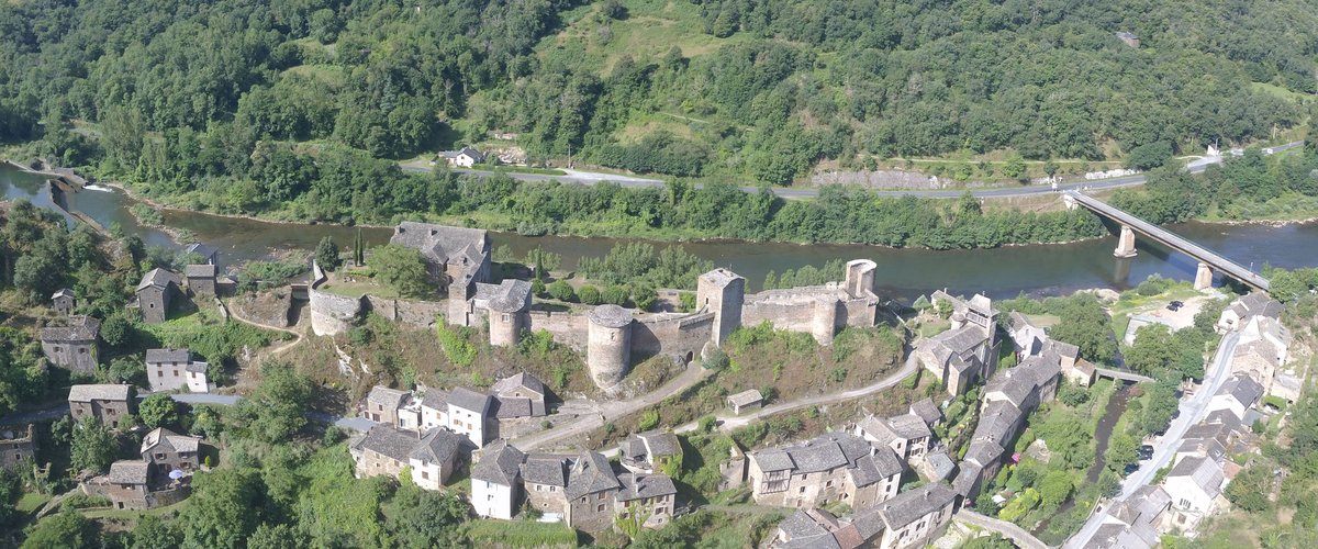 Vu du ciel. Votre été en Aveyron : Brousse-le-Château, Plus beaux villages de France, les pieds dans l'eau