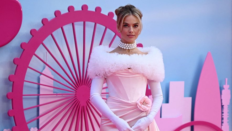 Le phénomène Barbie est tel qu'il a influencé les tendances beauté de l'été, avec notamment un boom du maquillage rose et de la coloration blond platine.