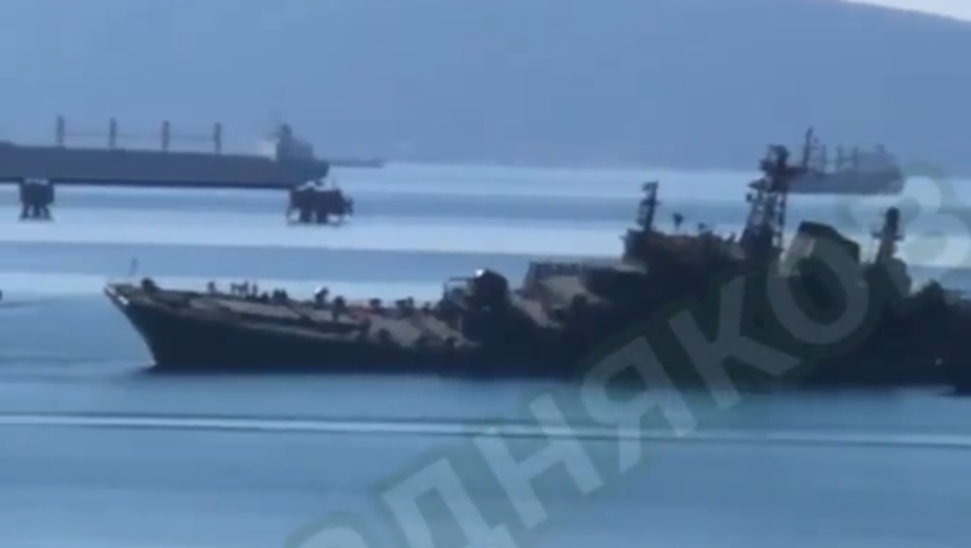 Des vidéos, qui restent encore à authentifier, montre le navire s'abîmer dans la mer Noire.