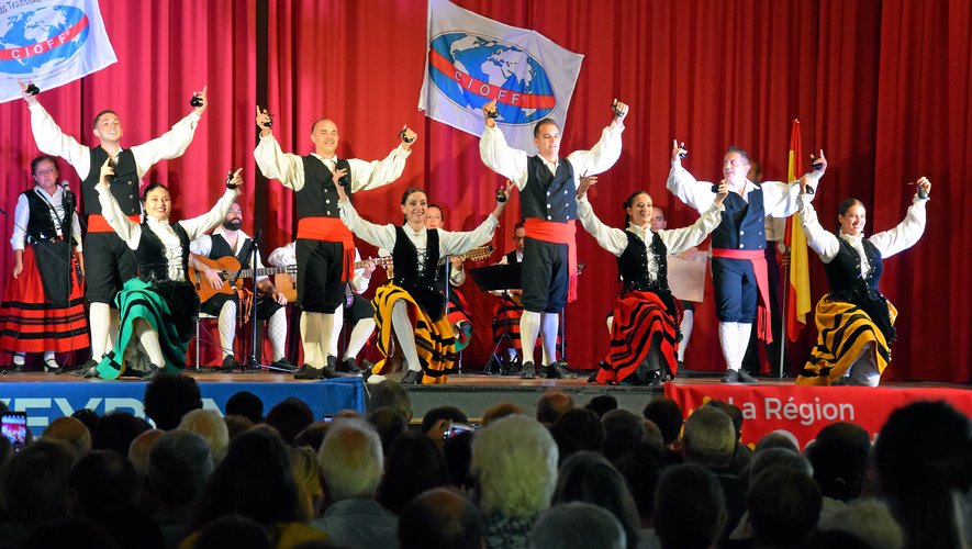 300 artistes, 25 représentations en une semaine, 18 communes traversées… le Festival du Rouergue et ses danses folkloriques  sont de retour cette semaine pour leur 66e édition !