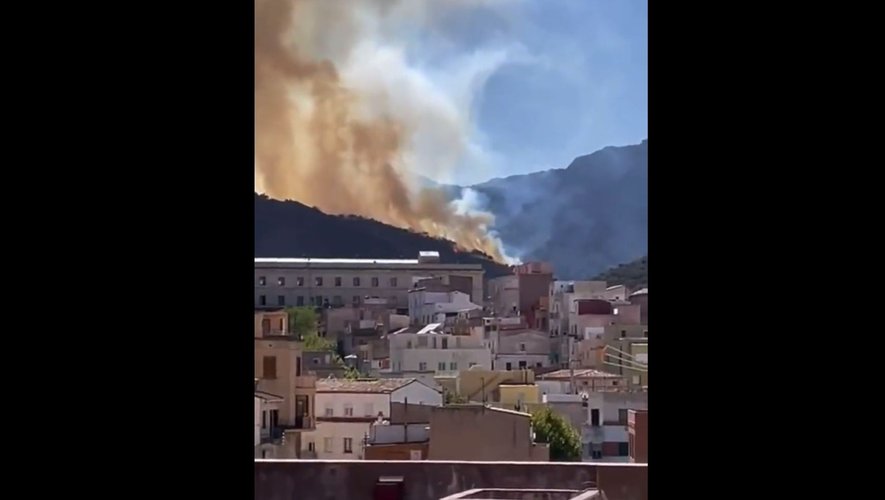 L'incendie de Portbou, commune du Nord de la Catalogne, menace la commune.