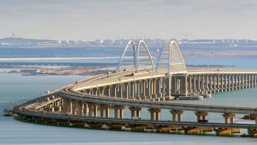 La circulation sur le pont de Crimée, qui relie le territoire ukrainien occupé et la Russie, a été interrompue après l'attaque de drones.
