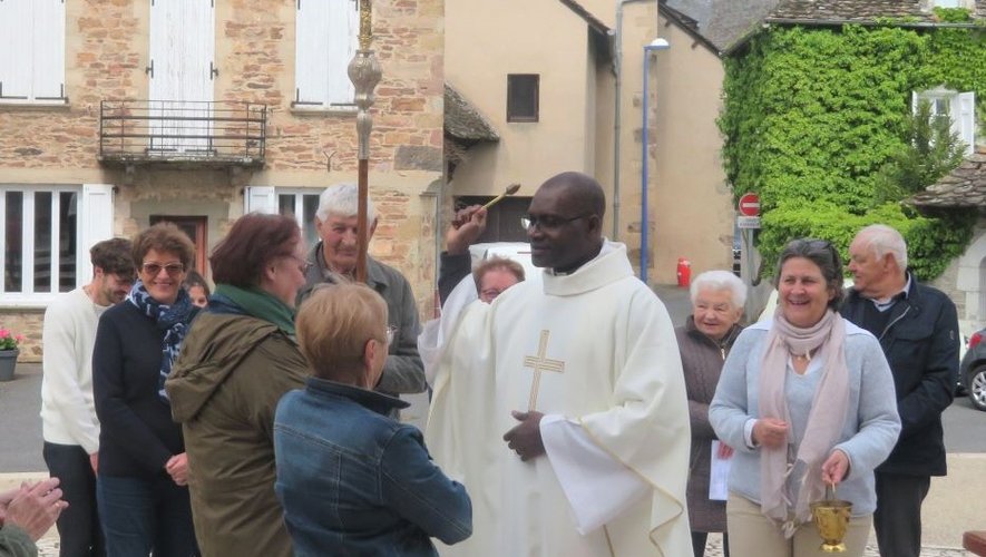 Le père Bernard Koffi avec les paroissiens après avoir célébré la messe en l’église de Luc.