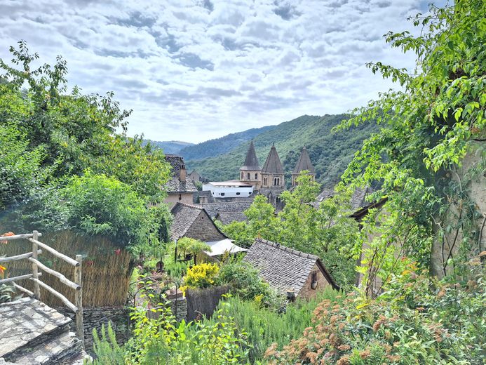 Depuis la rue du palais, un autre splendide panorama sur Conques.