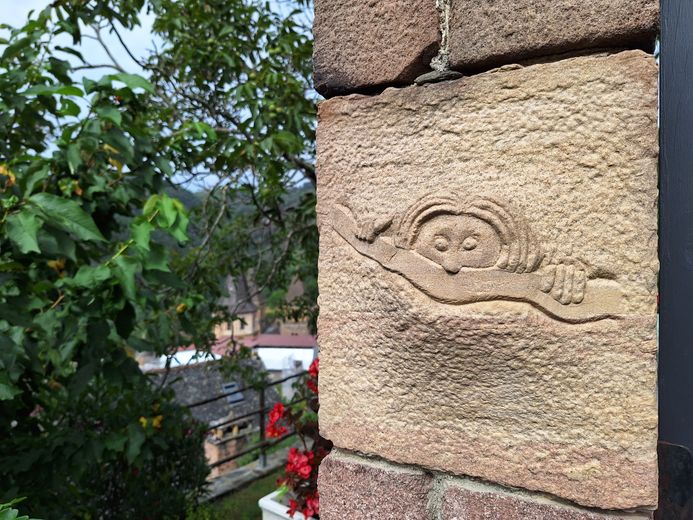 Juste à côté du portail de Charles Gaillac, sur la clôture, figure l'emblème de Conques : le curieux !