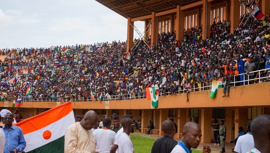 Des milliers de soutiens de la junte militaire au pouvoir se sont retrouvés dans un stade de Niamey, au Niger.