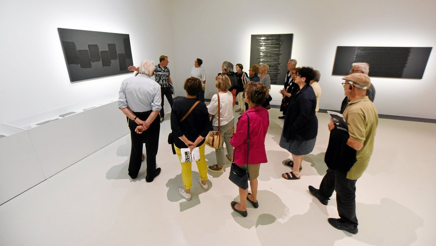 L'exposition temporaire, la première post-mortem de Soulages, attire le public.