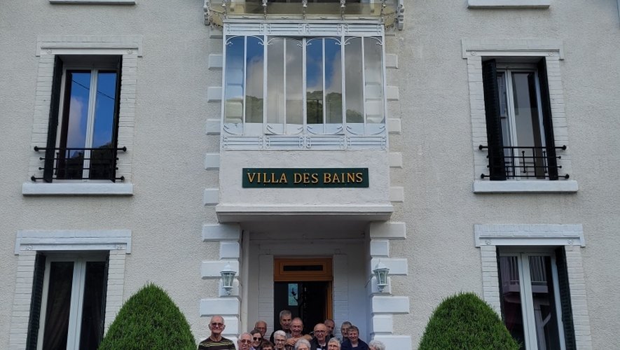 Les séniors devant leur lieu de villégiature.