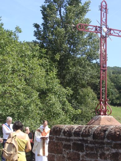 La croix restaurée a été inaugurée.