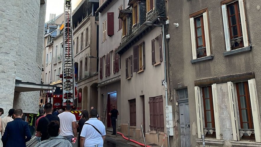 Une épaisse fumée s'échappe du bâtiment.